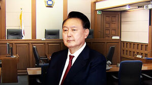 윤, 첫 재판에서 "몇 시간 사건을 내란으로&hellip;법리 안 맞아"