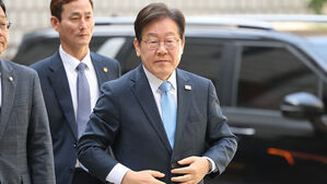 이재명, 대장동 본인 재판 출석&hellip;말 없이 법정으로