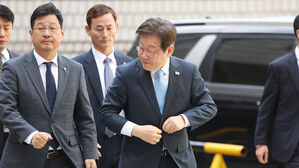 이재명, 대장동 재판 출석&hellip;대선 질문에 말 없이 법정으로