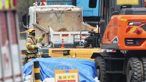소방 "지하 20ｍ까지 구조 진입로 확보 작업&hellip;구조견도 투입"