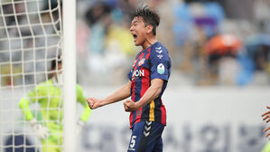 '극장골'로 첫 승 이끈 수원FC 이현용, K리그1 8라운드 MVP
