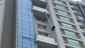 베란다 나갔다 문 잠겨 갇힌 노인의 SOS&hellip;경찰관은 안 놓쳤다