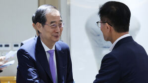 인사 나누는 한덕수 총리와 김문수 장관(사진=대통령실통신사진기자단, 연합뉴스)