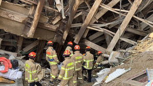 붕괴 사고가 발생한 경기 광명시 신안산선 지하터널 공사 현장에서 16일 구조대원들이 실종자 1명에 대한 수색 작업을 진행하고 있다.(사진=경기도소방재난본부 제공, 연합뉴스)
