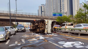 휘청해 '쾅'&hellip;'콸콸' 5톤 트럭서 수십 리터 도로 위 쏟아졌다