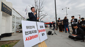김민석, 정부청사 앞 1인 시위&hellip;"한 대행 출마용 관세협상 안돼"