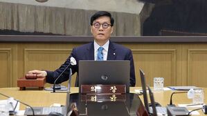 한은 총재 "금통위원 6명 모두 3개월 내 인하 가능성 열어둬"