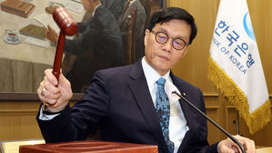 미 관세 충격에도 금리 동결&hellip;환율&middot;가계대출 등 인하 '발목'