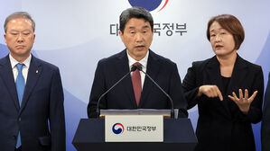 "또다시 의사 못 이긴 정부&hellip;의대 정원 회귀는 대국민 사기극"