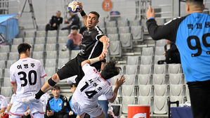 17일 하남시청과 경기에서 슛을 던지는 SK 주앙 푸르타도(사진=한국핸드볼연맹 제공, 연합뉴스)