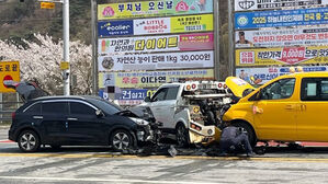 인제 터미널 앞 도로서 차량 3대 '쾅쾅'&hellip;6명 중경상
