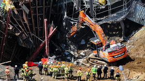 붕괴 사고가 발생한 경기도 광명시 신안산선 지하터널 공사 현장에서 15일 구조대원들이 현장을 살펴보고 있다.(사진=연합뉴스)