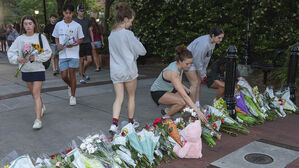 플로리다 주립 캠퍼스 중앙에 학생들이 꽃을 두고 있다.(사진=AP, 연합뉴스)