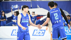 가스공사의 김낙현과 신승민(사진=KBL 제공, 연합뉴스)