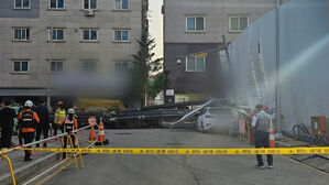 평택 공사장서 24ｍ 장비 넘어져&hellip; 차량 3대 파손