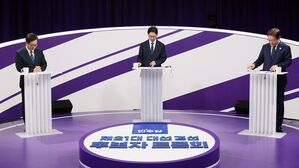 첫 TV 토론회 시작하는 민주당 대선 경선 후보들(사진=국회사진기자단, 연합뉴스)