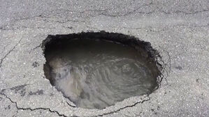 서울 중랑구 아파트 단지에 폭 3m 싱크홀&hellip;"노후 하수관 추정"