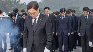 우원식 국회의장과 원내 교섭단체 대표, 국회 사무처 관계자들이 19일 오전 제65주년 4&middot;19혁명 기념일을 맞이해 서울 강북구 국립 4&middot;19민주묘지를 찾아 참배하고 있다.
