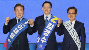 더불어민주당 대선 경선 후보들이 19일 오후 충북 청주체육관에서 열린 '제21대 대통령선거 후보자 선출을 위한 충청권 합동연설회'에 참석해 있다. 왼쪽부터 이재명, 김경수, 김동연 후보.