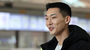 지난달 19일 중국 난징에서 열리는 세계실내육상선수권대회에 출전하기 위해 인천국제공항 1터미널을 통해 출국하기 앞서 취재진의 질문에 답하고 있다.