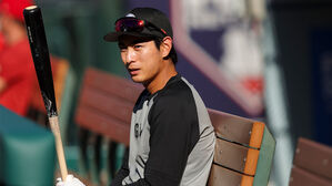 샌프란시스코 자이언츠 외야수 이정후가 20일(한국시간) 미국 캘리포니아주 애너하임 에인절스타디움에서 열린 로스앤젤레스 에인절스와 방문 경기를 앞두고 그라운드를 바라보고 있다. (사진=AP, 연합뉴스)