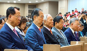 한덕수, 대선 주자 '필수 방문코스' 대형교회서 홀로 예배