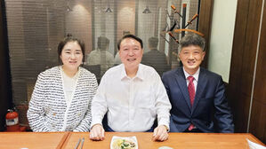 윤, '신당 보류' 변호사들과 식사&hellip;민주 "일말의 죄책감도 없어"