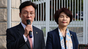 김민석, 총리공관 앞서 "출마할 거면 대미 협상 즉각 손 떼야"
