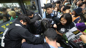 전장연, 출근길 지하철 탑승 시위 재개&hellip;승강장 충돌&middot;열차 지연