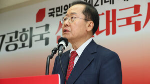 홍준표 "노인연령 65→70세로&hellip;정년연장&middot;임금피크제 도입"