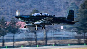 공군 "기관총&middot;연료탱크 등 낙하, 조종사 실수"