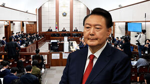 피고인석 앉은 윤 모습 공개&hellip;"알 권리 고려해 촬영 허가"