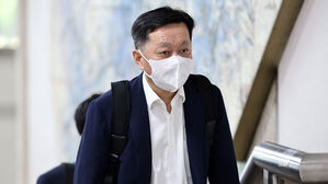 '이재명 측근' 정진상, 대장동 민간업자 재판서 또 증언 거부