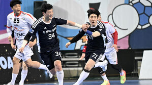 두산 강전구(34번)와 김진호(71번)(사진=한국핸드볼연맹 제공, 연합뉴스)