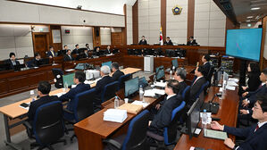 21일 서울 서초구 서울중앙지법에서 열린 내란 우두머리 혐의 형사재판 2차 공판이 시작되고 있다.(사진=사진공동취재단, 연합뉴스)