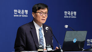 한은 총재 "고령층 자영업자 65%가 취약 업종&hellip;진입 줄여야"