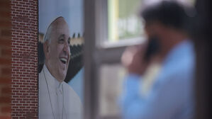 프란치스코 교황이 88세로 선종한 21일 서울 중구 명동대성당 내 영성센터 건물 외벽에 프란치스코 교황의 사진이 걸려있다. (사진=연합뉴스)