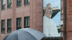 22일 서울 중구 명동대성당 영성센터 건물 외벽에 프란치스코 교황의 사진이 걸려있다. (사진=연합뉴스)