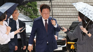 이재명, 대장동 재판 출석&hellip;말없이 법정행