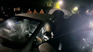 흉기 들고 경찰과 대치하던 살인범, 특공대가 8초 만에 제압