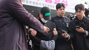 모습 드러낸 일가족 살해범&hellip;말 없다가 이 질문엔 '끄덕'