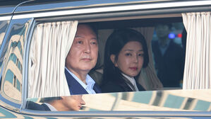 검찰, 윤 부부 사저 첫 압수수색&hellip;건진법사 청탁 의혹 수사
