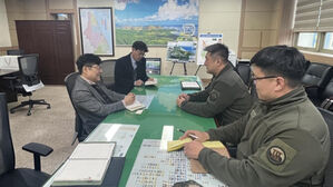 강원 고성 DMZ 산불 진화율 40%&hellip;일몰로 헬기 철수