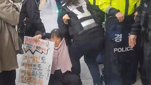 전장연 혜화역 승강장 시위 중 강제 퇴거&hellip;나흘 연속
