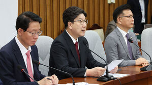 권성동 "문, 전형적인 매관매직 사건으로 기소된 것"
