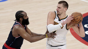 덴버 너기츠의 니콜라 요키치가 제임스 하든을 상대로 공을 들고 있다.(사진=게티이미지)