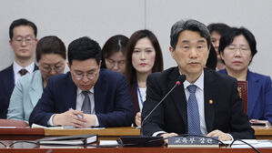 25일 서울 여의도 국회에서 열린 교육위원회 전체회의에서 이주호 부총리 겸 교육부 장관이 의원 질의에 답변하고 있다.(사진=연합뉴스)