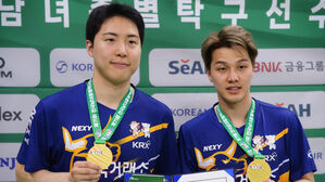 종별탁구선수권 남자복식 우승한 임종훈(왼쪽)과 안재현(사진=연합뉴스)