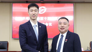 중국탁구협회에 오른 왕리친(왼쪽)과 전임 회장 류궈량 (사진=ITTF 홈피 제공, 연합뉴스)