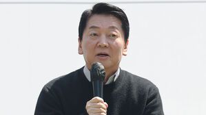 국민의힘 안철수 대선 경선 후보가 25일 경기도 성남시 판교역 앞 광장에서 개혁신당 이준석 대선 후보와 함께 주최한 인공지능(AI) 관련 '미래를 여는 단비토크'에서 발언하고 있다.